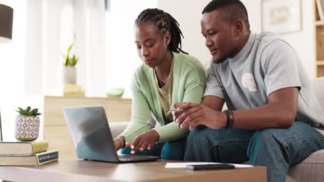 colaboración, computadora portátil o pareja hablando en casa