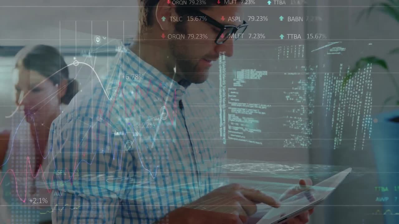 animación de gráficos financieros y datos sobre el hombre caucásico trabajando en la tableta en la oficina