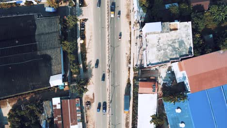 Toma-De-Dron-De-4k-De-Una-Carretera-Muy-Transitada-Donde-Los-Vehículos-Se-Mueven