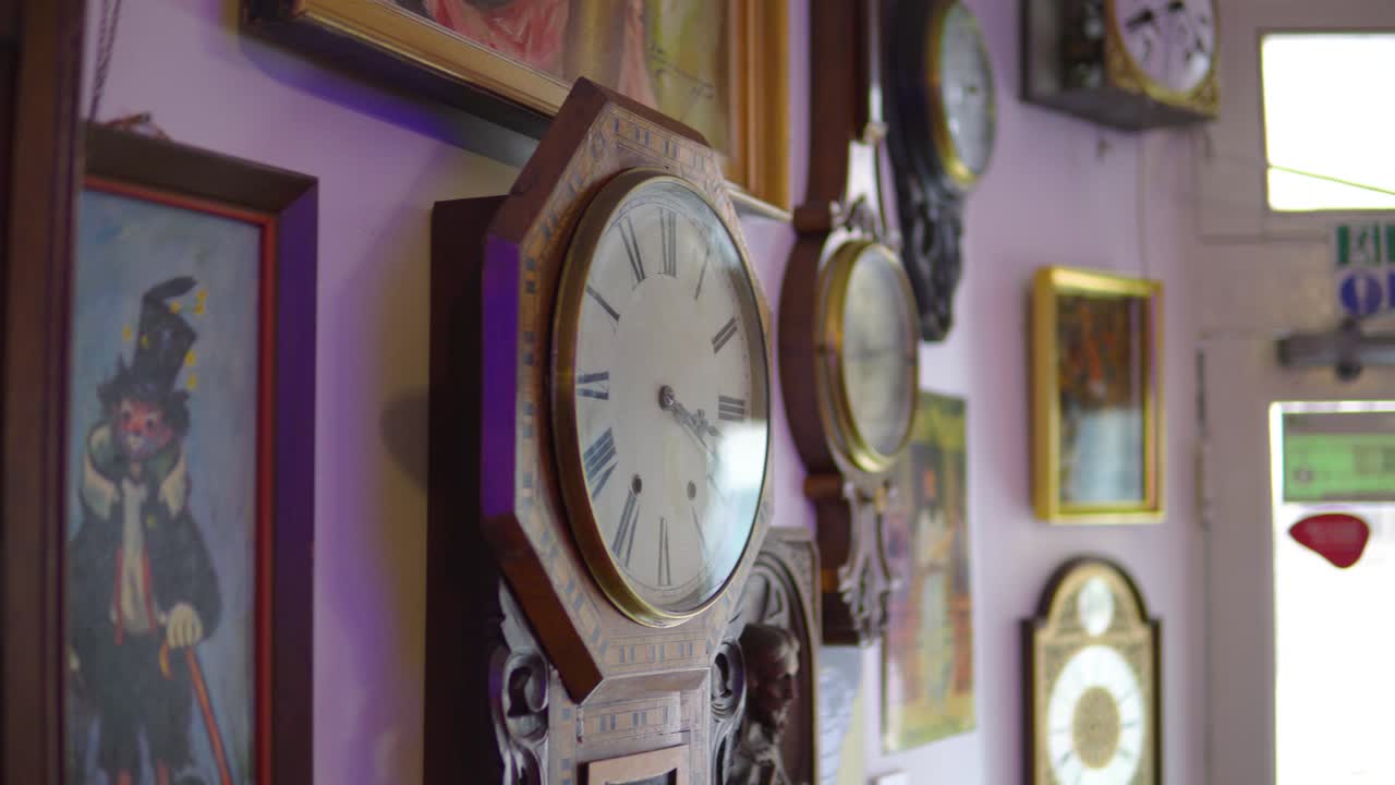 relojes antiguos y únicos muy antiguos colgados en la pared con números romanos