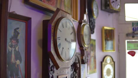 relojes antiguos y únicos muy antiguos colgados en la pared con números romanos