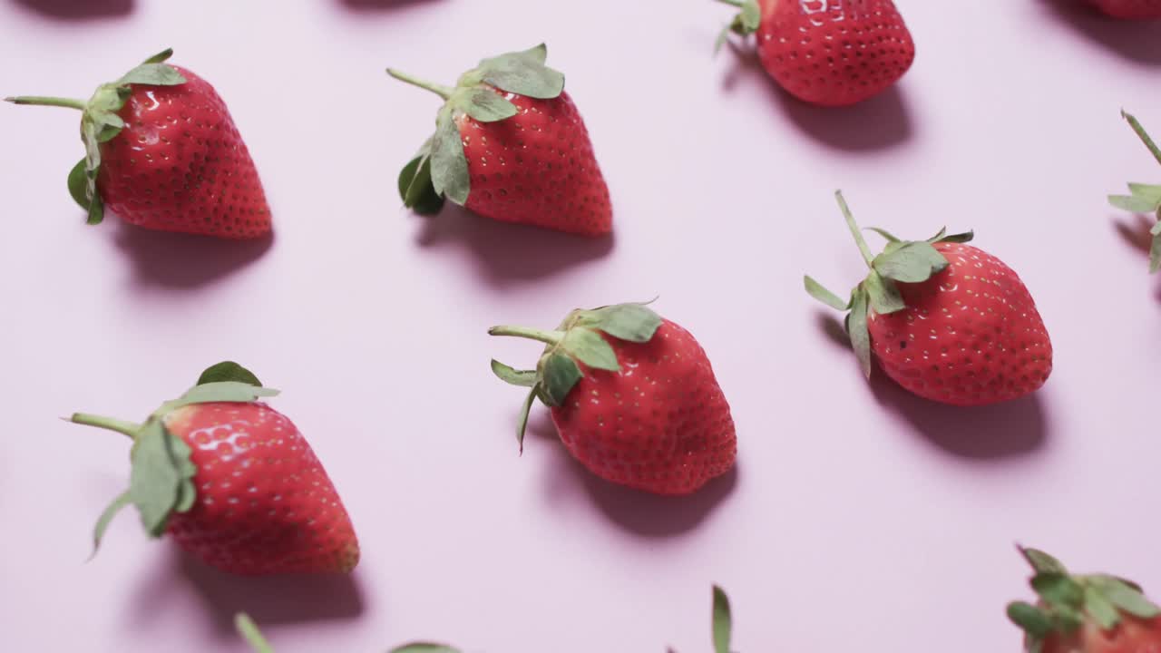 video di righe di fragole con spazio di copia su sfondo rosa