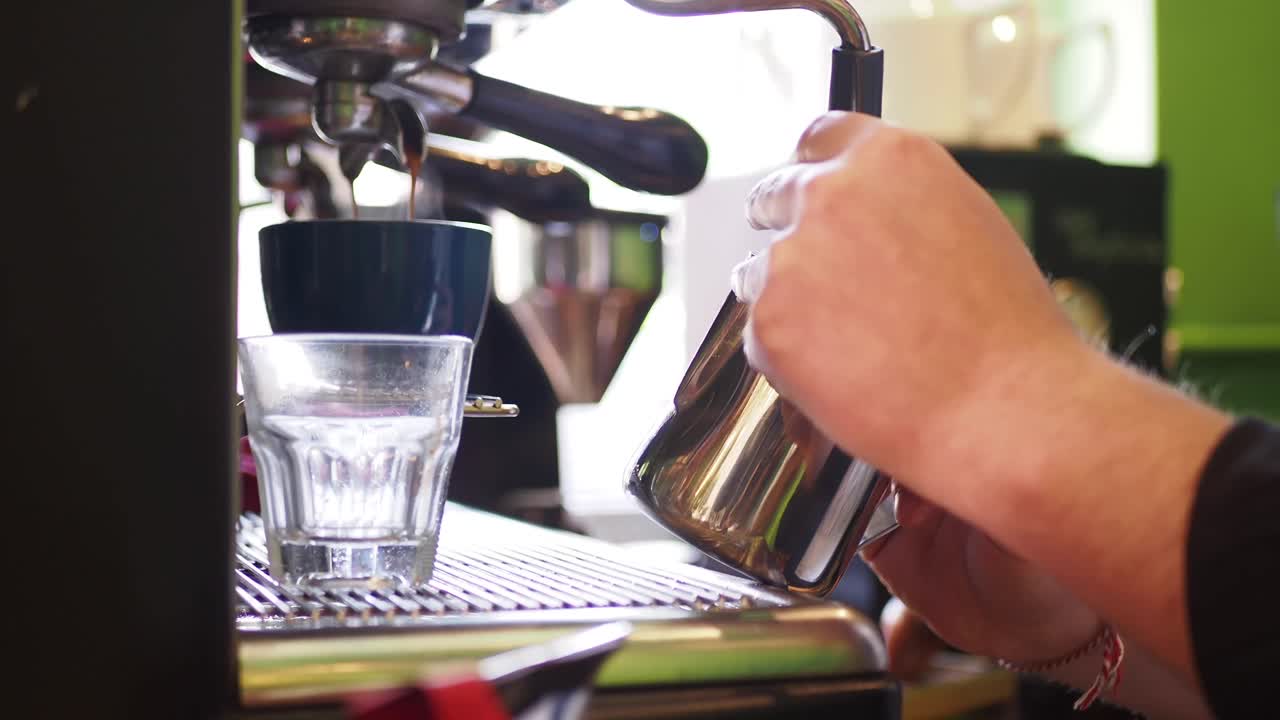 咖啡師正在準備咖啡