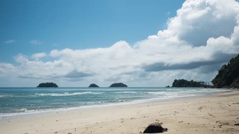 4K-Zeitraffer-Von-Monsun-Regensturm-Und-Cumulus-Wolken-über-Tropischem-Strand-Auf-Der-Insel-Koh-Chang,-Thailand