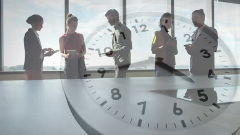 animación del reloj de tic-tac frente a la vista de los hombres de negocios discutiendo en la oficina