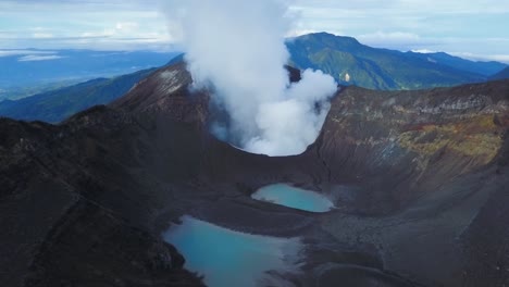 科斯塔里卡火山口的空中景色