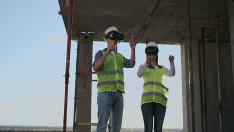 equipo de construcción o arquitecto y constructor o trabajador con cascos discuten un plan de construcción de andamios o un plan o una lista de comprobación