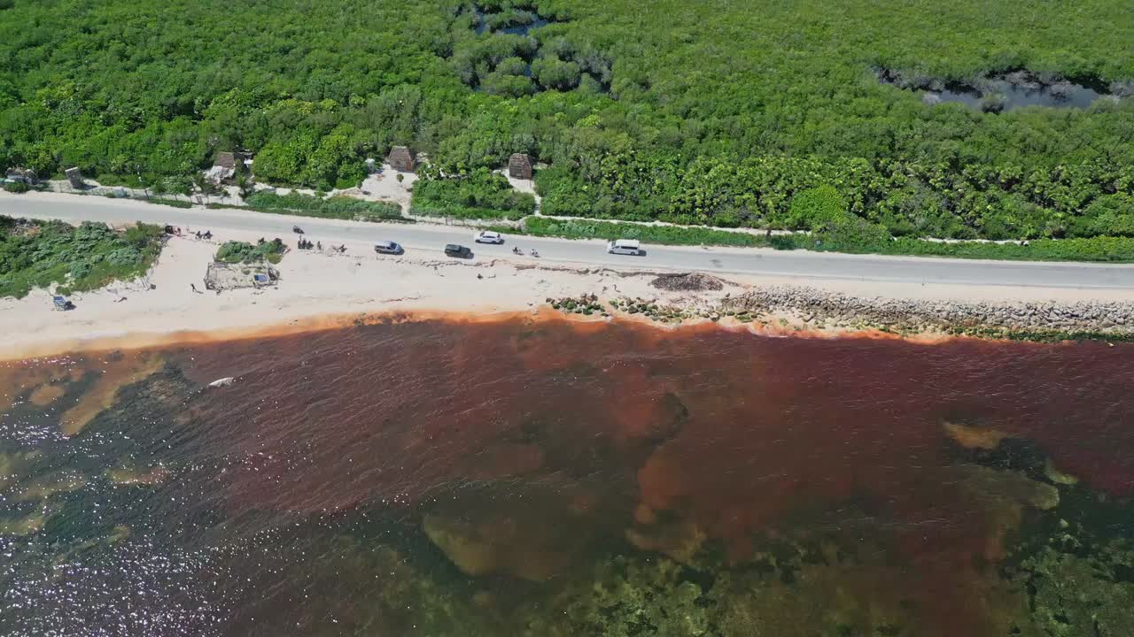 Tráfico en la carretera de la costa en Tulum, Riviera Maya en México. Toma aérea con dron