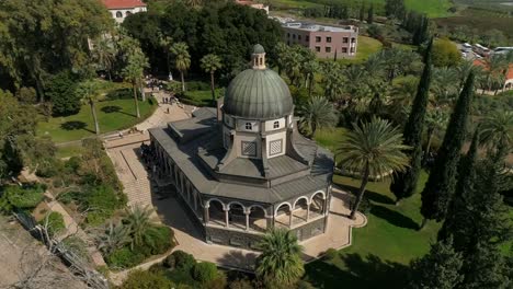 la iglesia de las bienaventuranzas, iglesia católica romana ubicada en el monte de las bienaventuranzas por el mar de galilea cerca de tabgha y capernaum en israel