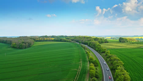 Drohnenvideo-Erfasst-Landwirtschaftliche-Sommerfelder-In-Den-Hügeln-Der-Lincolnshire-Wolds