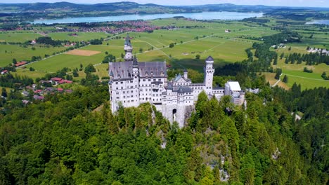 Schloss-Neuschwanstein-Bayerische-Alpen-Deutschland