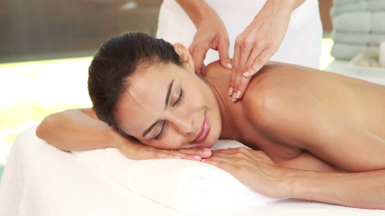 masajista dando masajes para relajar a la mujer