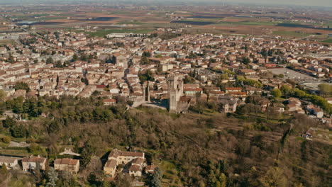 disparo de drones sobre el castillo de scaligero, mantova italia