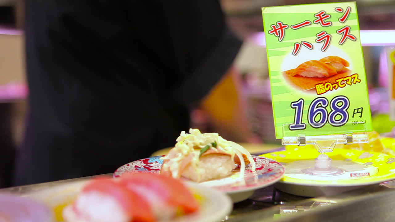 artículos de sushi viajan en una cinta transportadora en un restaurante en china