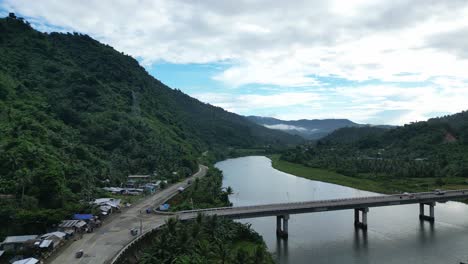 Vista-Aérea-Del-Puente-Y-Los-Residentes-Que-Viajan-Diariamente-De-Bato,-Catanduanes,-Filipinas