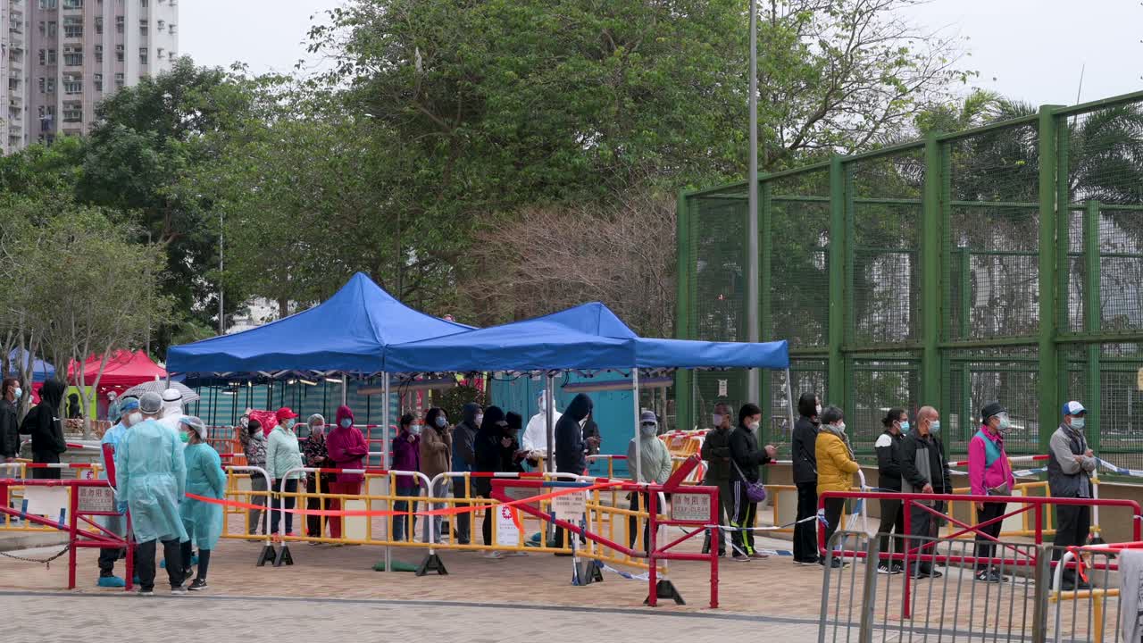 많은 주민들이 양성 반응을 보인 후 공공 주택 단지가 폐쇄됨에 따라 주민들은 covid-19 코로나 바이러스 선별 검사를받습니다.