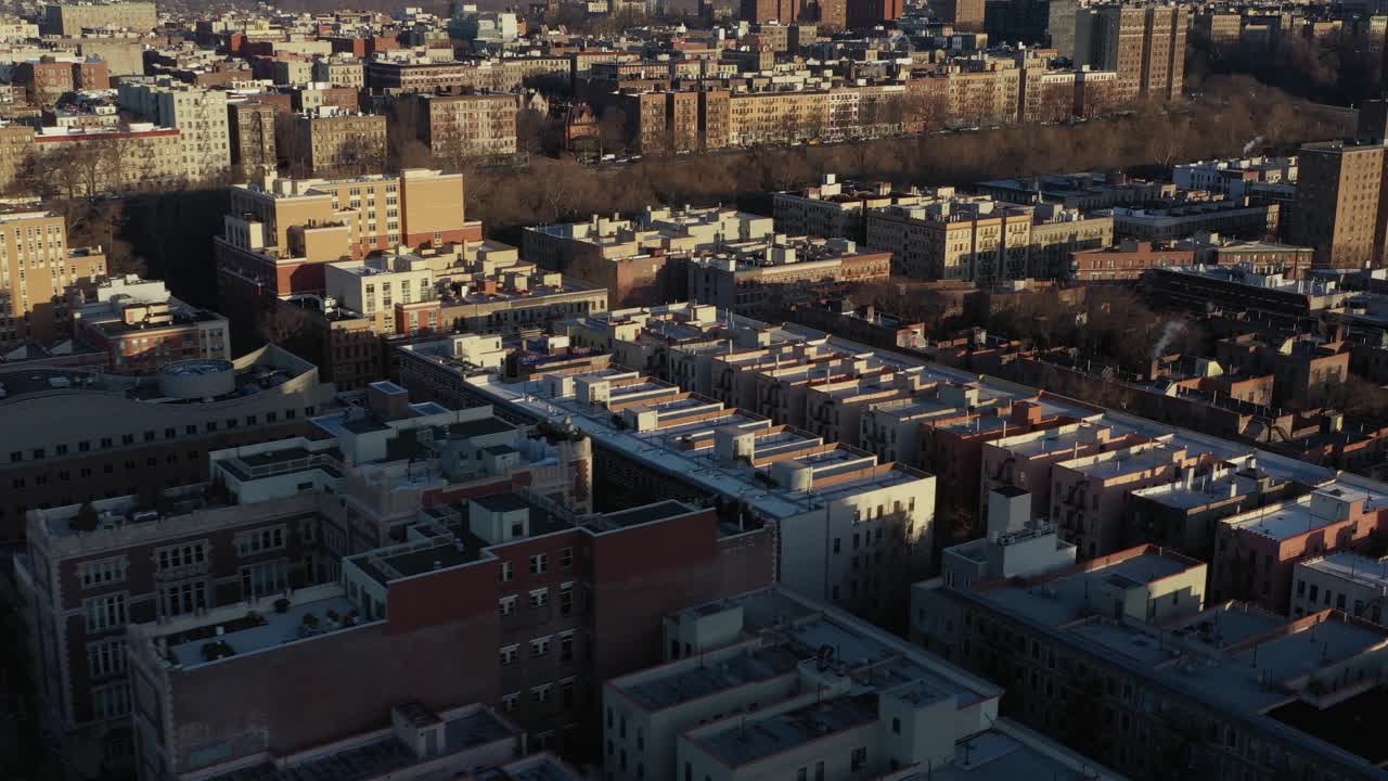 황금 시간에 뉴욕 할렘 상층부를 가로지르는 대각선 공중 트럭