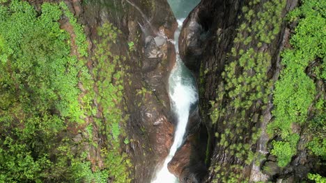 1wunderschöne-Devkund-Wasserfälle-Von-Oben-Nach-Unten,-Drohnen-Nahaufnahme