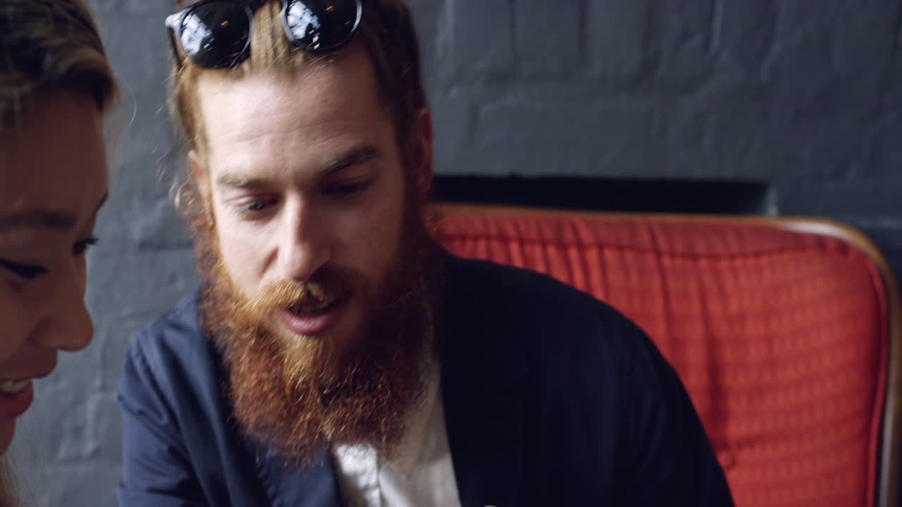 fotografiando comida en un restaurante para el blog de instagram