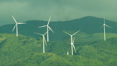 los famosos molinos de viento nabas cubiertos por un día nublado