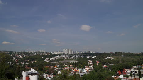 Spektakulärer-Blick-Auf-Eine-Sonnenfinsternis-über-Mexiko-Stadt,-Bei-Der-Der-Mond-Vor-Der-Sonne-Vorbeizieht-Und-Ein-Atemberaubendes-Himmelsschauspiel-Erzeugt