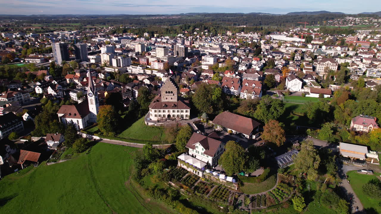 Ein Flug um das Schloss einer kleinen Stadt, Uster, Schweiz