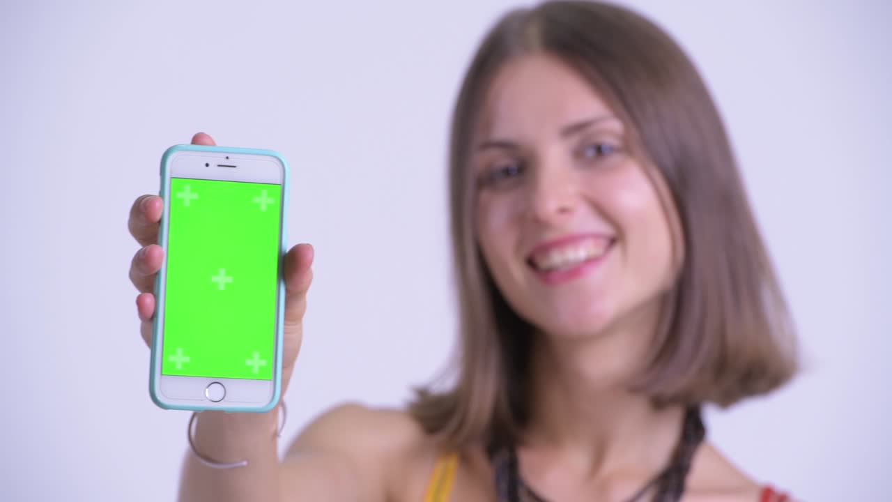 feliz joven hermosa mujer hipster con teléfono