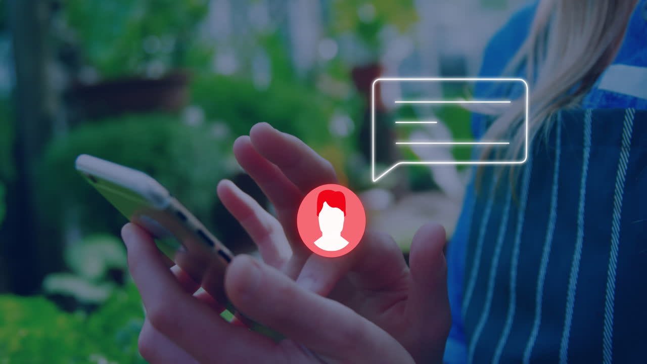 animación del perfil de neón y el icono del mensaje contra la sección media de la mujer usando el teléfono inteligente al aire libre