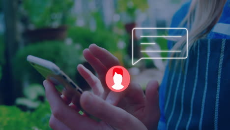 Animation-Eines-Neonprofils-Und-Eines-Nachrichtensymbols-Vor-Dem-Mittelteil-Einer-Frau,-Die-Im-Freien-Ein-Smartphone-Benutzt