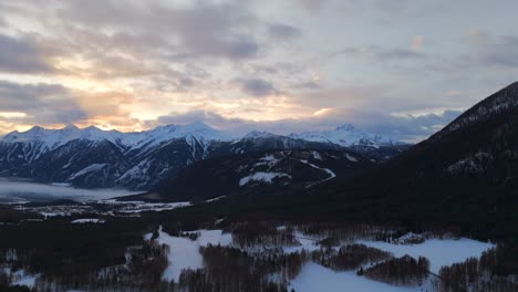 4K-Drohnenaufnahmen-Des-Sonnenaufgangs-In-Den-österreichischen-Alpen