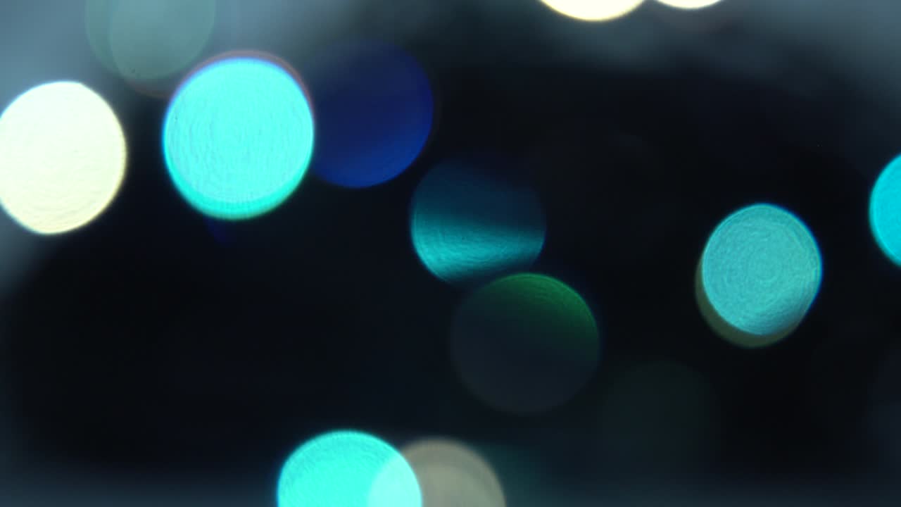 las luces multicolores brillan en diferentes colores