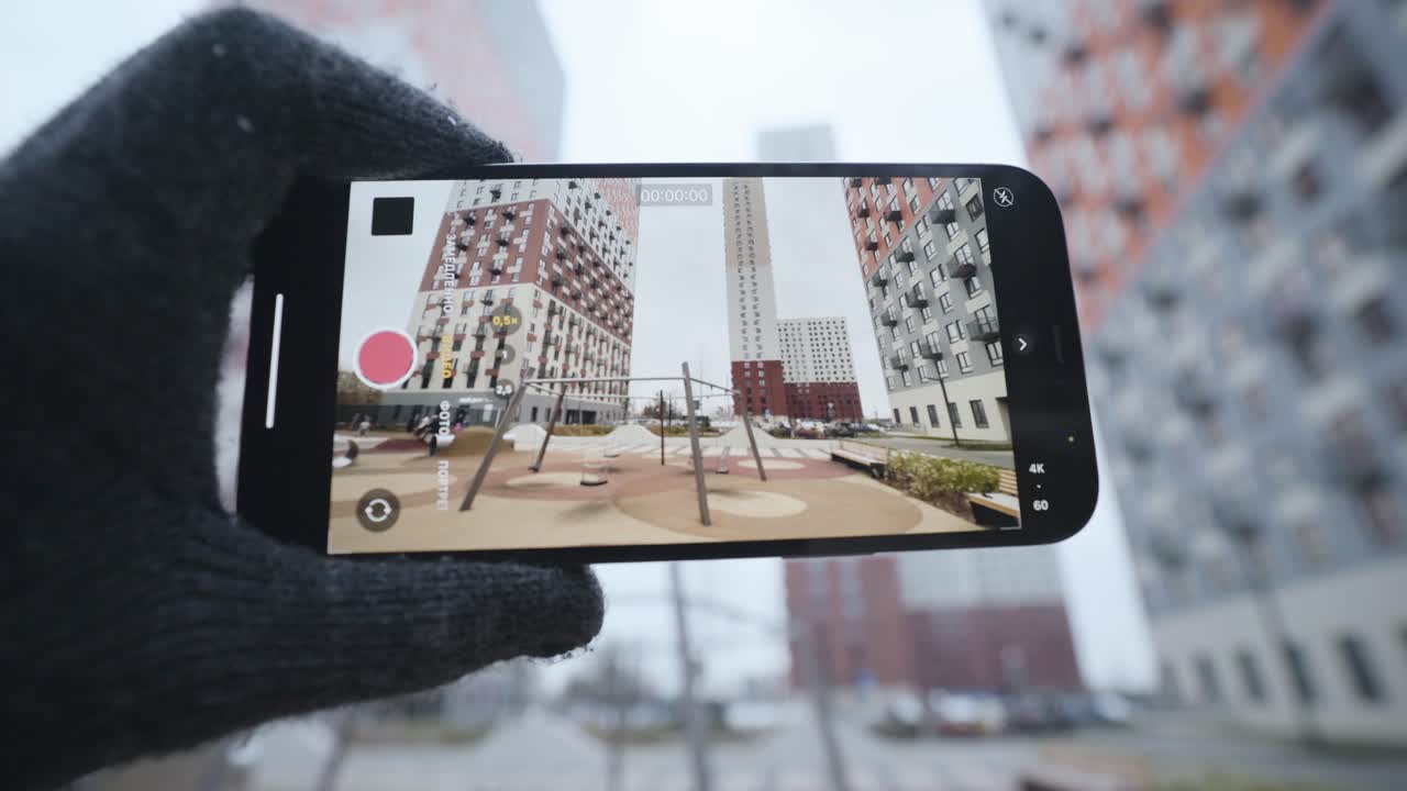 vista del patio de recreo urbano en el teléfono inteligente