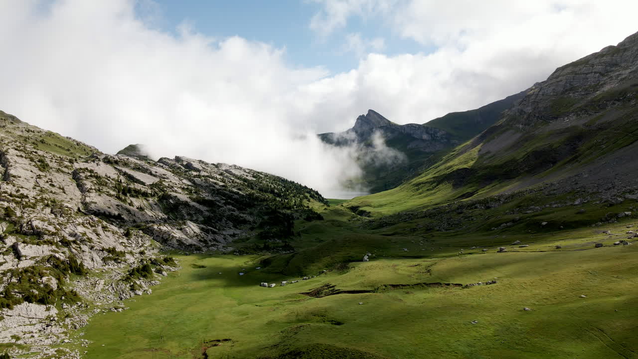 Valle di Schynige Platte in una giornata di sole con alcune nuvole che coprono le montagne della Svizzera