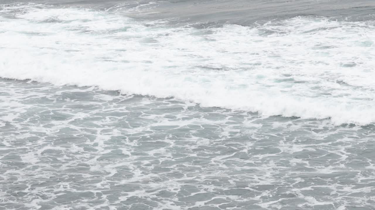 토크웨이 해변의 해변에 부히는 파도