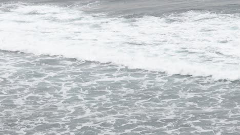 las olas rodando sobre la orilla en la playa de torquay