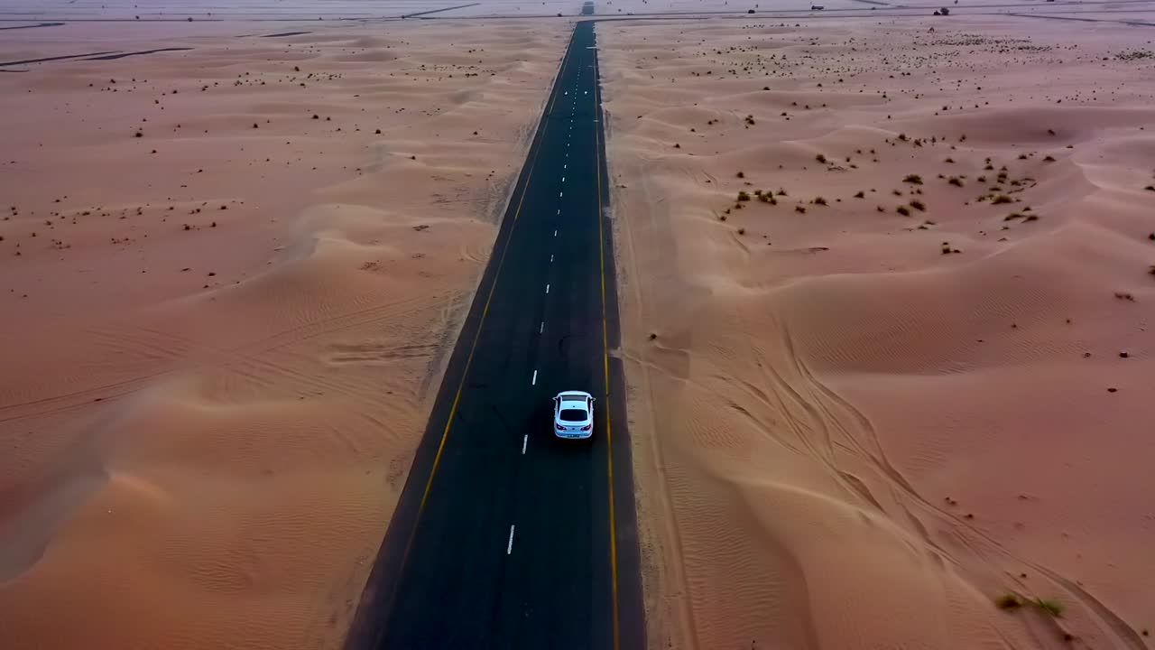 imágenes de drones en 4k, una carretera entre el desierto, la mitad de la carretera del desierto de dubái, el paisaje geológico del alto desierto de dunas en los emiratos árabes unidos, videos de drones