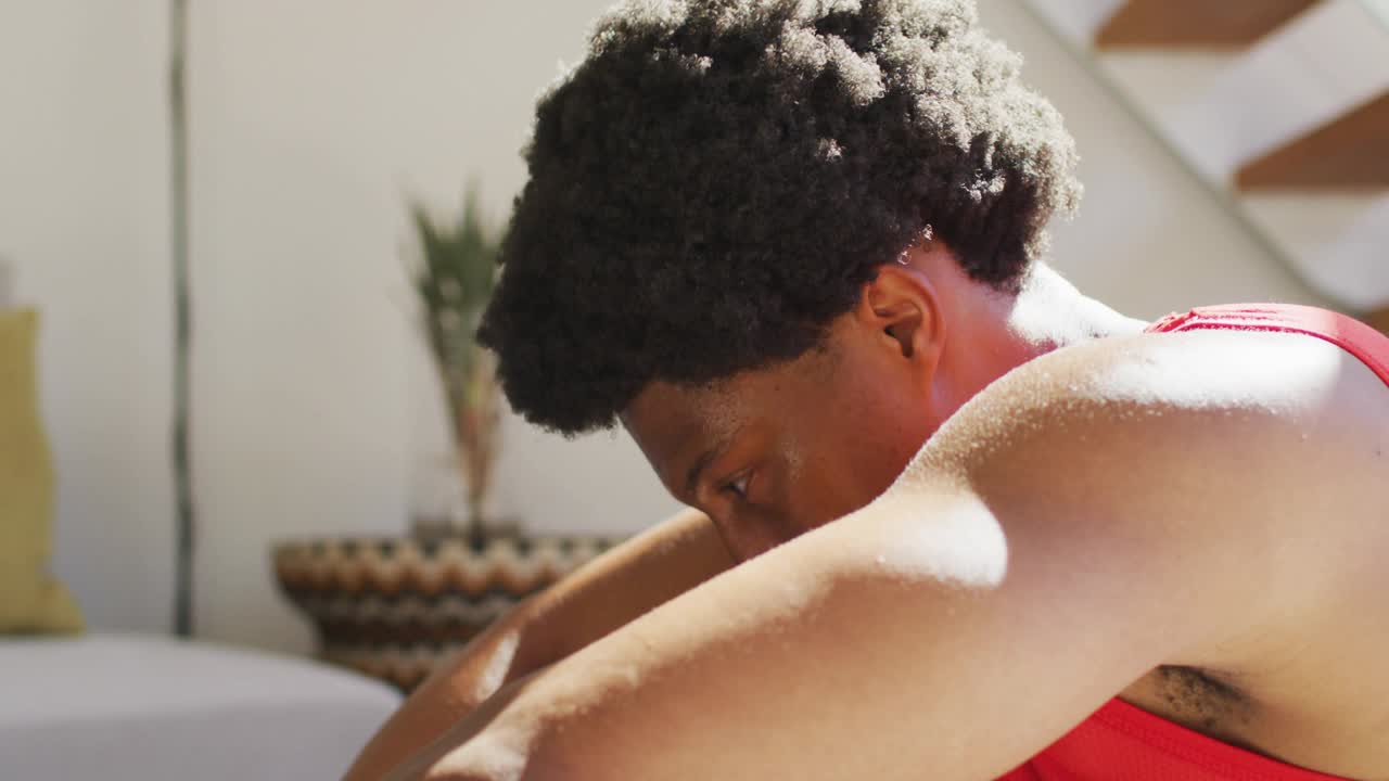 Homem adulto levantando a cabeça e piscando, enxugando as lágrimas na cama, sobreposição passando pelo rosto para saúde