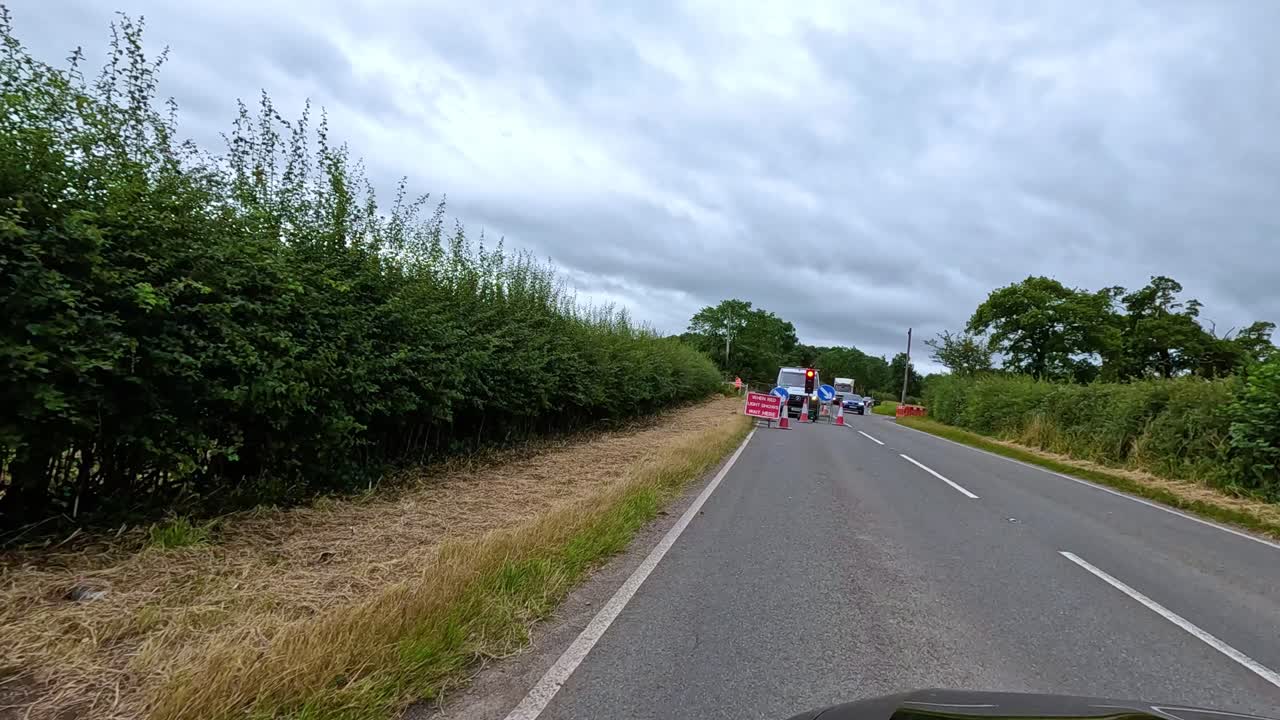 wrexham의 시골 도로에서 이동하는 자동차