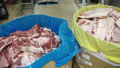 cortes de carne cruda en cubos en una planta industrial de procesamiento de carne