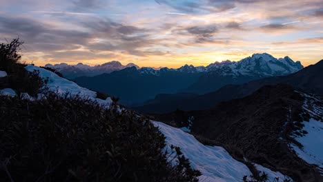 Die-Atemberaubende-Aussicht-Von-Oben-Marmolada,-Königin-Der-Dolomiten,-Bei-Sonnenuntergang-Mit-Brennendem-Himmel