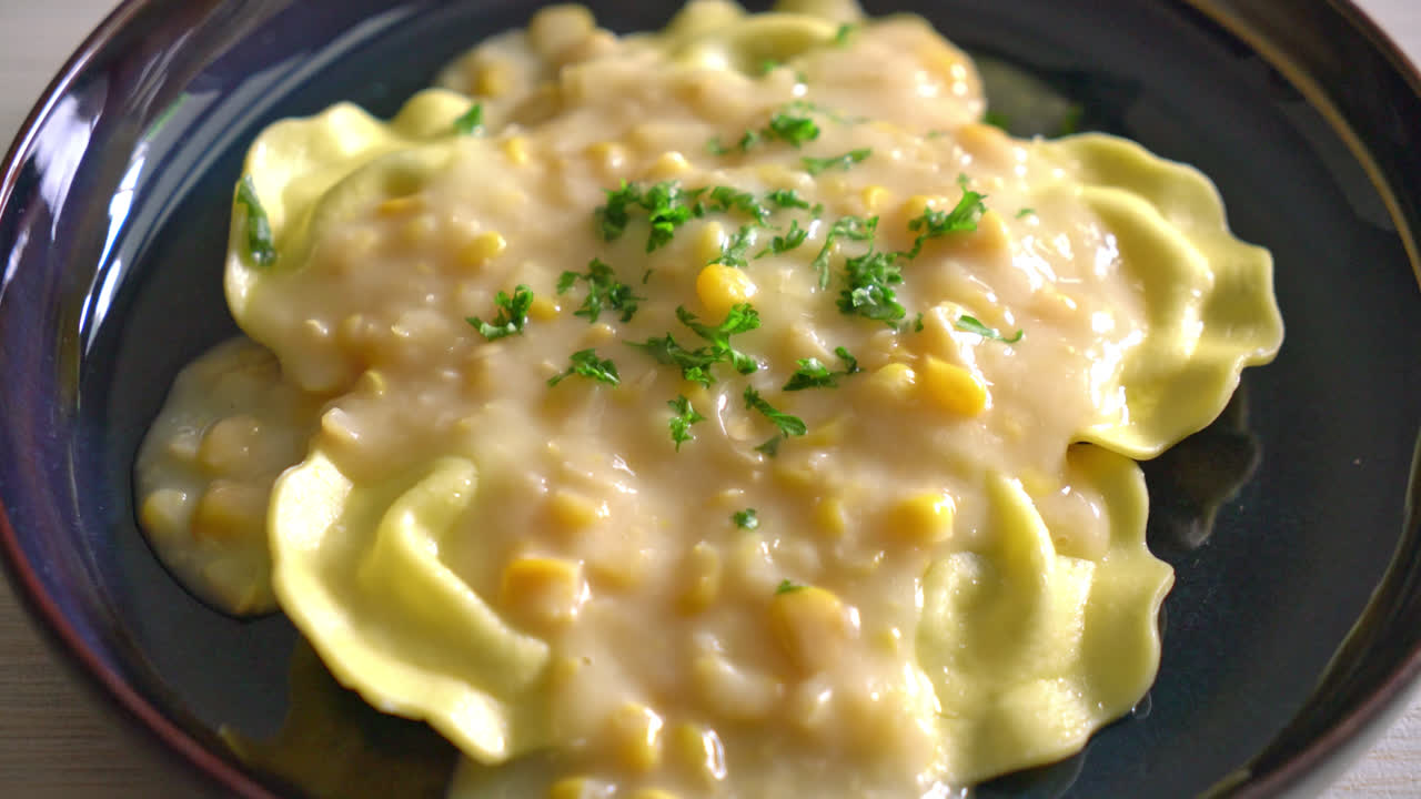 Паста из равиоли с кукурузным сырным соусом
