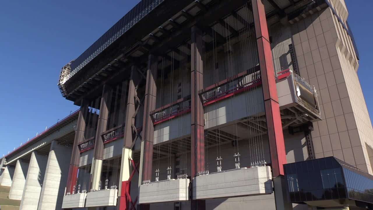 벨기에 스트레피-티유(strépy-thieu) 보트 리프트에서 작동 중인 평형추와 물통의 넓은 측면도