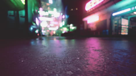 luces de neón en una ciudad por la noche