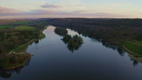 Das-Atemberaubende-Anwesen-Trentham-Gardens-In-Stoke-On-Trent,-Eine-Beliebte-Attraktion-Für-Familien-Und-Live-Events-Im-Freien,-Landschaftsgärten-Und-Ein-Wunderschöner-See-Für-Wassersport-Und-Bootsfahrten