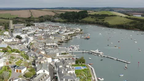 Vista-Aérea-De-Salcombe-En-El-Estuario-De-Kingsbridge-En-Devon,-Inglaterra---Disparo-De-Drones