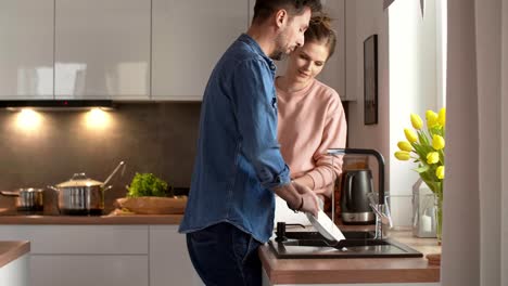 Young-couple-washing-dishes-together