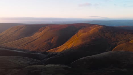 Atemberaubende-Panoramaaufnahme-Von-Goldenen-Bergen-Im-Peak-District-In-England-Zur-Goldenen-Stunde---Kinderscout-Berge-Mit-Wolkengebilde-Am-Himmel