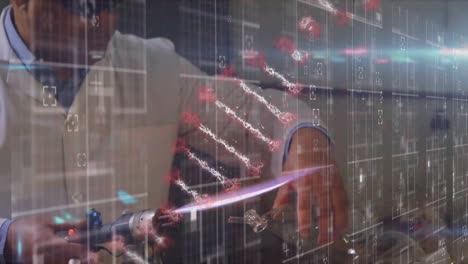 Animation-Eines-DNA-Strangs-über-Einem-Biracial-Männlichen-Wissenschaftler,-Der-Im-Labor-Arbeitet