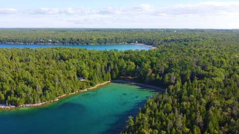 Entspannende-Malerische-Aussicht-Auf-Klare-Nördliche-Seen-Im-Sommer