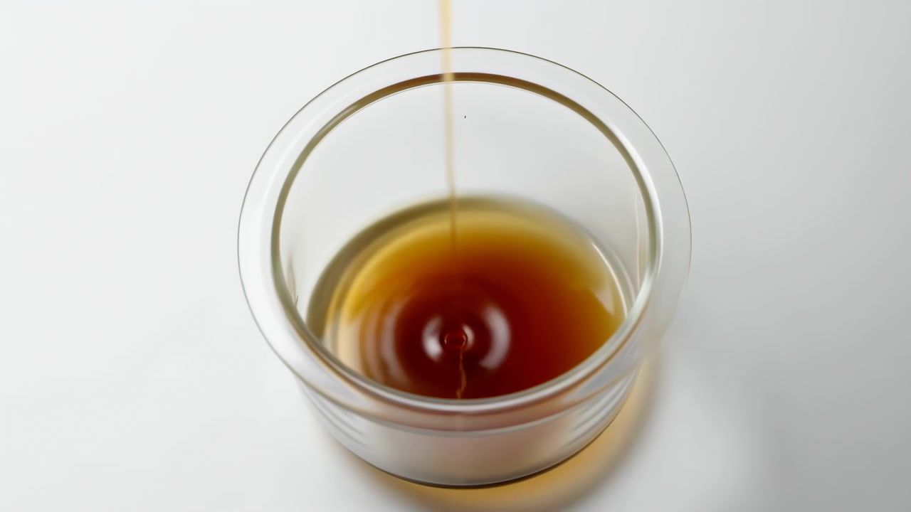 Neutro, versamento e riempimento di un bicchiere con liquido scuro su sfondo bianco, prospettiva dall'alto, preparazione alimentare, bevanda, luce naturale, spazio copia pulito, moderno, luminoso, caldo, freddo, vivido